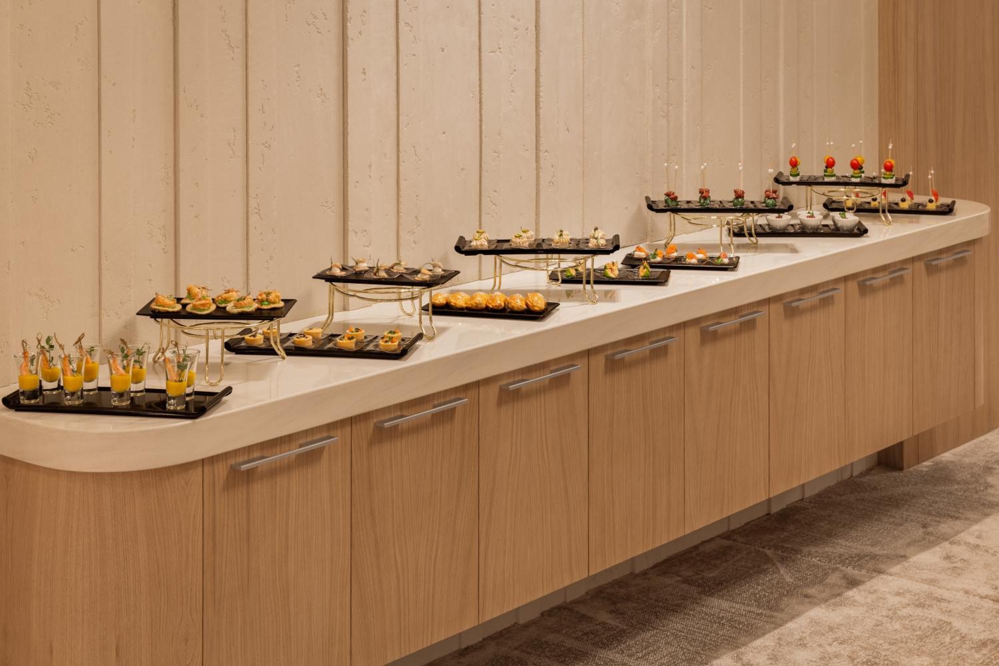 Holiday Inn Almaty By Ihg Exteriör bild