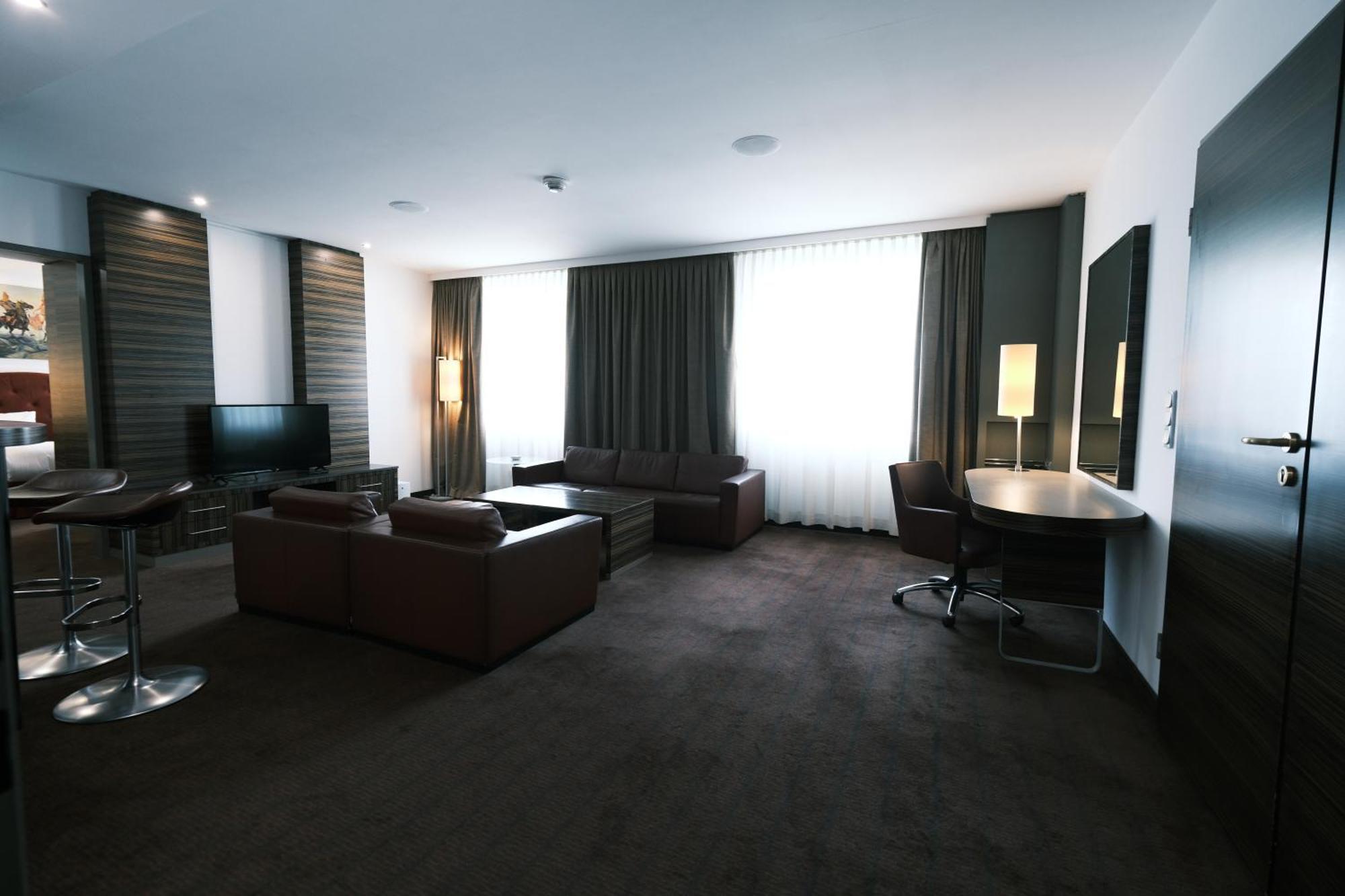Holiday Inn Almaty By Ihg Exteriör bild